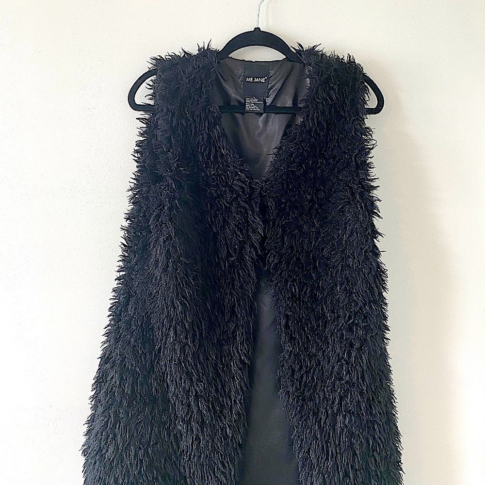 Me Jane long faux fur black vest with pockets and chest clasp